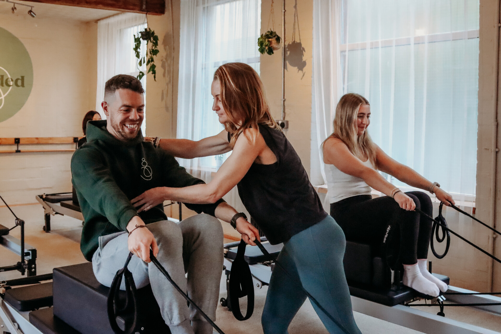 man doing reformer pilayes